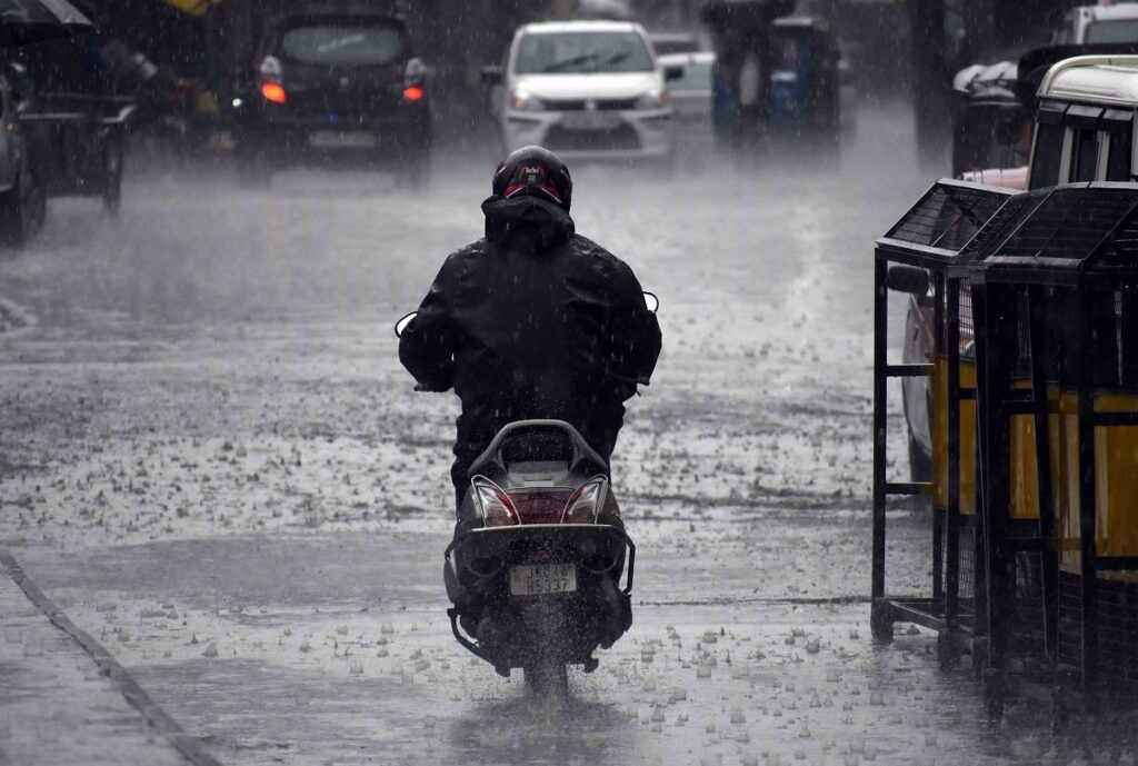 Kashmir Under Weather Alert as Heavy Rain, Gusty Winds and Thunderstorms Lash Valley; MeT Warns of Flash Floods and Landslides