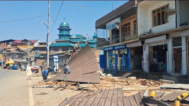 Strong Gusty Winds Lash Jammu & Kashmir: Trees Uprooted, Power Outages Reported as Weather Disrupts Daily Life