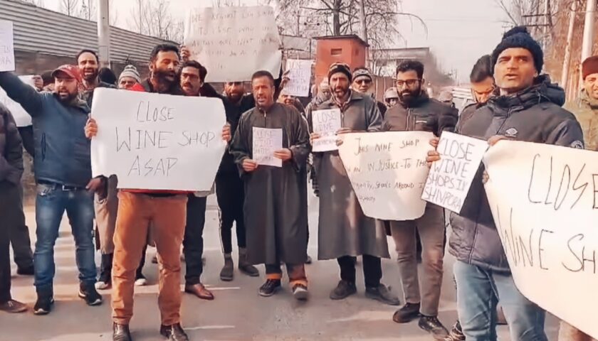 Pantha Chowk Residents Protest Proposed Wine Shop in Srinagar; PDP Leader Zuhaib Yousf Mir Backs Demonstrators
