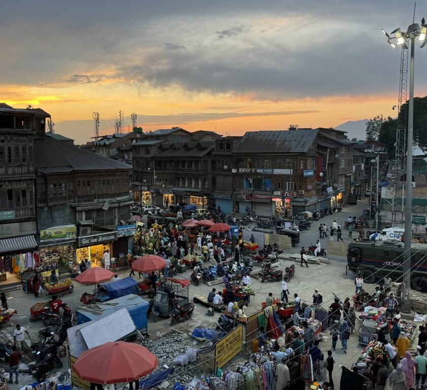 Goni Khan Market Shopper Surge: How Surat Khazana’s Mega Discounts Turned a Srinagar Market into the City’s Biggest Shopping Destination