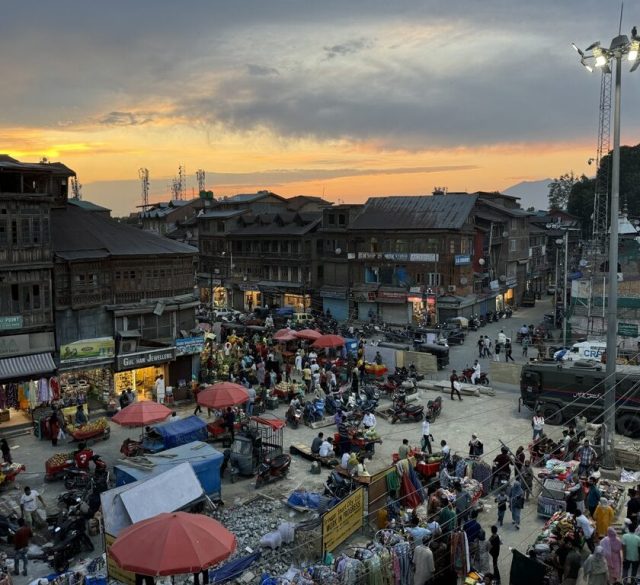 Goni Khan Market Shopper Surge: How Surat Khazana’s Mega Discounts Turned a Srinagar Market into the City’s Biggest Shopping Destination