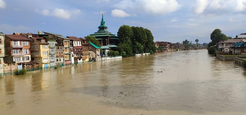 Kashmir Flood Alert: Jhelum Above Flood Declaration Mark as Fresh Rains Revive 2014 Memories; ₹2,021 Crore Plan Faces Delays