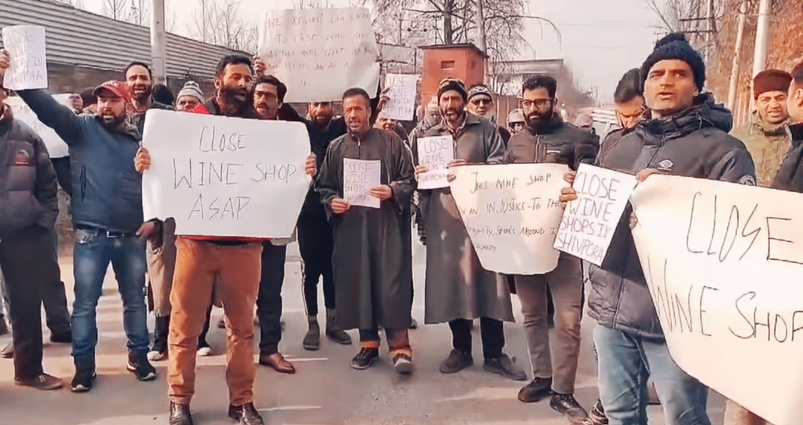 Pantha Chowk Residents Protest Proposed Wine Shop in Srinagar; PDP Leader Zuhaib Yousf Mir Backs Demonstrators