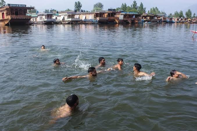 Srinagar Records Season's Hottest Day at 35.9°C, Surpasses Jammu in Rare Weather Reversal as IMD Issues Heavy Rain Alert