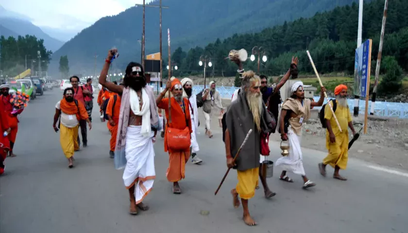 First Amarnath Yatra Convoy Rolls Out from Jammu, Marking the Beginning of the Sacred Pilgrimage