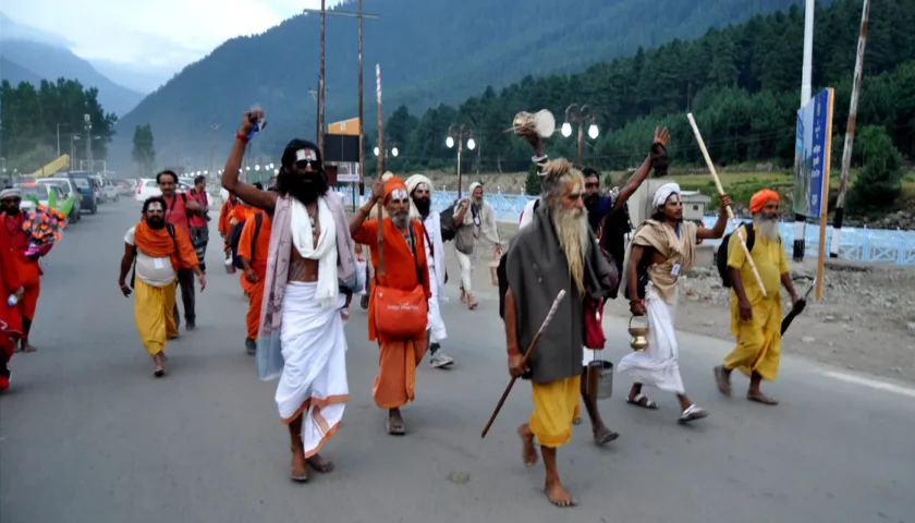 First Amarnath Yatra Convoy Rolls Out from Jammu, Marking the Beginning of the Sacred Pilgrimage