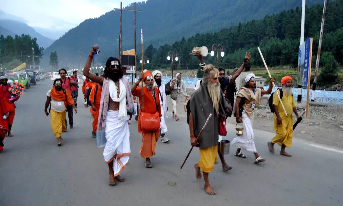 First Amarnath Yatra Convoy Rolls Out from Jammu, Marking the Beginning of the Sacred Pilgrimage