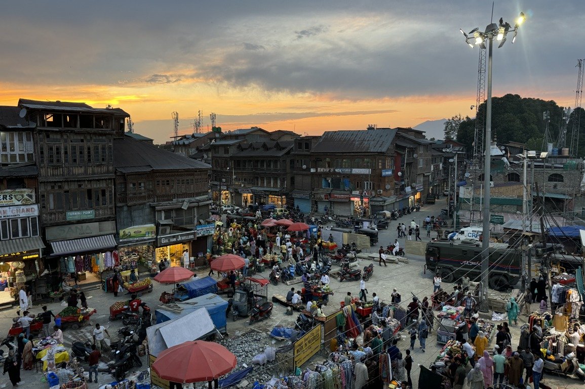 Goni Khan Market Shopper Surge: How Surat Khazana’s Mega Discounts Turned a Srinagar Market into the City’s Biggest Shopping Destination