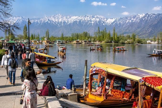 Kashmir's Tourism Boom Looks Record-Breaking. So Why Are Locals Falling Behind?
