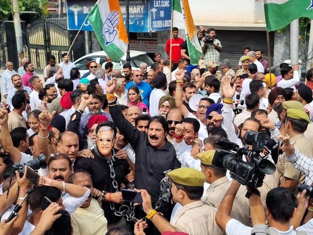 Omar Abdullah, Mehbooba Mufti Compare Delhi Protest Curbs With Kashmir’s Experience
