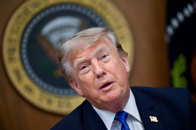 Trump Warns Iran: “Make a Deal or Blow Them Up” as Hormuz Crisis Deepens